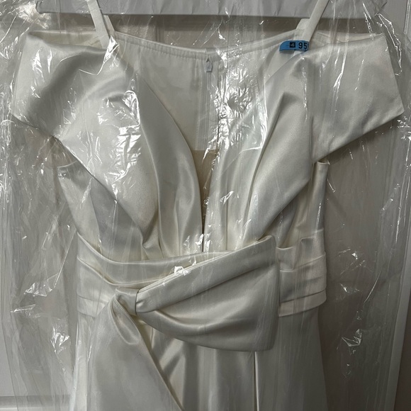 Wedding dress - Picture 1 of 5